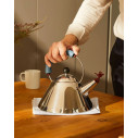 Alessi 9093 Bollitore in acciaio Inox-Azzurro ambientazione