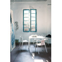 Air-ArmChair Sedia impilabile con braccioli Magis ambientazione