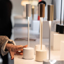  Carolina Pro LED lampada da tavolo Bianco lucido-Ottone spazzolato Zafferano ambientazione