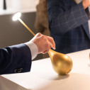 Dondolina Pro LED lampada da tavolo Oro opaco Zafferano ambientazione