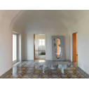 Gufram Broken Mirror Specchio con cornice ambientazione
