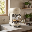 Macchina da caffè espresso Smeg ECF02CREU Panna ambientazione