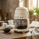 Macchina caffè filtro Smeg DCF02CREU Panna ambientazione