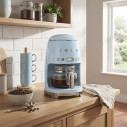 Macchina caffè filtro Smeg DCF02PBEU Azzurro ambientazione