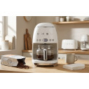 Macchina caffè filtro Smeg DCF02WHEU Bianco ambientazione