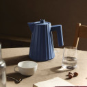 Alessi Plissè MDL06/1DAZ Bollitore elettrico Blu ambientazione