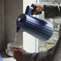 Alessi Plissè MDL06 DAZ Bollitore elettrico Blu ambientazione