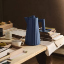 Alessi Plissè MDL06 DAZ Bollitore elettrico Blu ambientazione