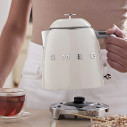 Mini Bollitore Smeg KLF05CREU ambientazione