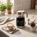 Montalatte Smeg MFF11BLEU Nero ambientazione