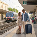 Valigia trolley espandibile Upscape 55 Blue Nights Samsonite ambientazione