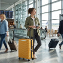 Valigia trolley espandibile Upscape 55 Yellow Samsonite ambientazione
