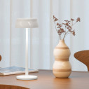 Sister Light Wi-Fi Pro lampada da tavolo Bianco perlato Zafferano ambientazione