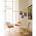 Knoll Saarinen Poltroncina Tulip girevole bianca con cuscino ambientazione