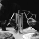 Alessi VA02 SET Conversational Objects Set di posate in acciaio inox ambientazione